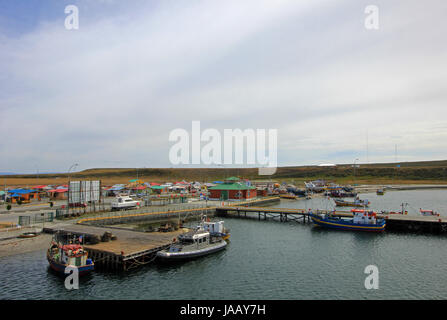 Blick auf die Boote im Hafen von Porvenir, Feuerland, Chile Stockfoto