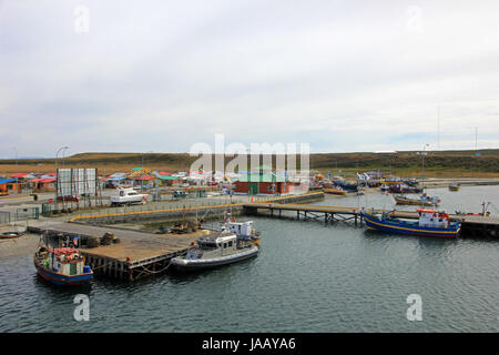 Blick auf die Boote im Hafen von Porvenir, Feuerland, Chile Stockfoto