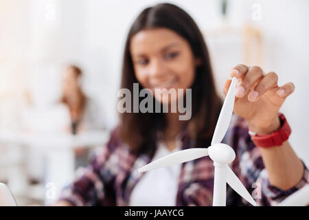 Schrittweises Vorgehen. Charismatische vorsichtig engagierten Frauen betrachten, wie die Windkraft arbeiten während der Teilnahme an Technik in ihrem College Klasse Stockfoto