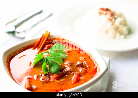 Tom Yam Suppe serviert mit Reis Stockfoto