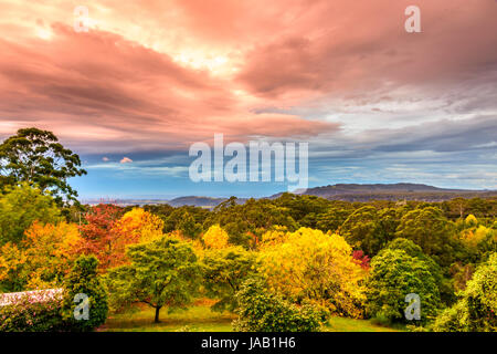 Wilde Himmel bei Sonnenuntergang am Mount Murray, NSW Stockfoto