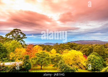 Wilde Himmel bei Sonnenuntergang am Mount Murray, NSW Stockfoto