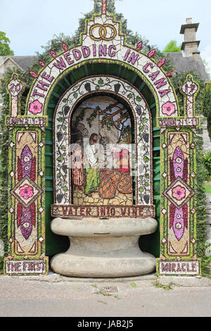 Tissington, Derbyshire, UK. 31. Mai 2017.  Die Hände gut kleiden Darstellung Christi sein erste Wunder des Änderns von Wasser in Wein bei Tissington in Derby Stockfoto