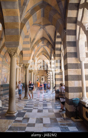 Amalfi, Italien - 1. September 2016: Touristen besuchen ein 9. Jahrhundert römisch-katholische Kathedrale von St. Andreas Stockfoto