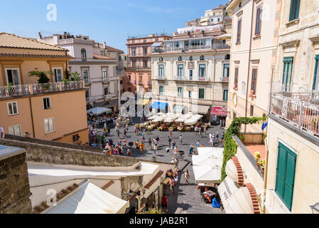 Amalfi, Italien - 1. September 2016: Touristen besuchen berühmte Piazza del Duomo mit vielen Cafés, Bars und Souvenirläden. Stockfoto