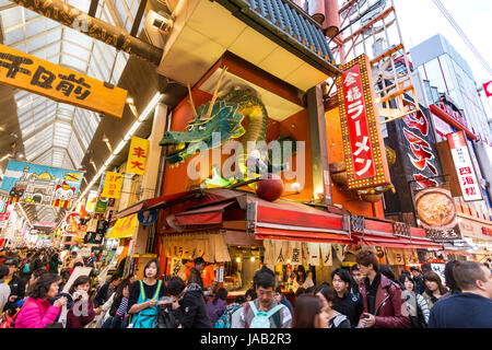 Japan, Osaka, Dotonbori. Nachtzeit. Kinryu Ramen zum Mitnehmen Zähler und das Restaurant mit großen legendären schwimmenden Drachen Faszie, eingetragenes Warenzeichen die Firma. Stockfoto