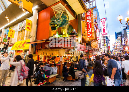 Japan, Osaka, Dotonbori. Nachtzeit. Kinryu Ramen zum Mitnehmen Zähler und das Restaurant mit großen legendären schwimmenden Drachen Faszie, eingetragenes Warenzeichen die Firma. Stockfoto