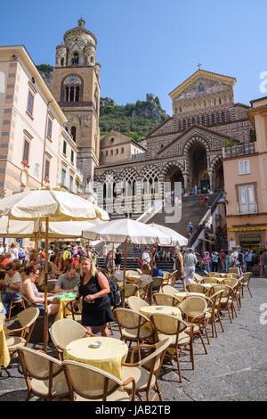 Amalfi, Italien - 1. September 2016: Touristen besuchen Café auf der Piazza del Duomo vor Amalfi Kathedrale. Stockfoto