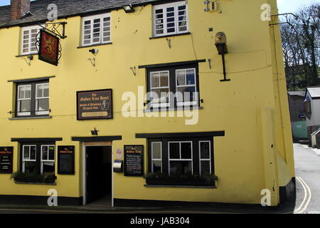 Padstow, Cornwall, UK - 6. April 2017: Äußere des Golden Lion Pub in Padstow an einem sonnigen Tag Stockfoto