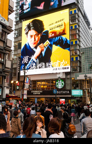 Dotonbori in Osaka. Gedrängten Straße in der Dämmerung Abend Zeit. Starbucks Coffee Shop mit 4 Etagen hohen beleuchtete Plakatflächen unterzeichnen. Stockfoto