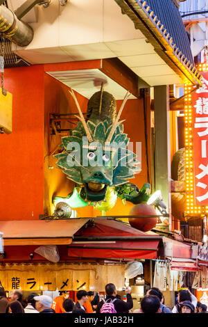 Japan, Osaka, Dotonbori. Nachtzeit. Kinryu Ramen zum Mitnehmen Zähler und das Restaurant mit großen legendären schwimmenden Drachen Faszie, eingetragenes Warenzeichen die Firma. Stockfoto