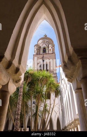 Der Bell Turm der Kathedrale von Amalfi gewidmet Apostel Saint Andrew, Kampanien, Italien Stockfoto