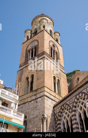 Der Bell Turm der Kathedrale von Amalfi gewidmet Apostel Saint Andrew, Kampanien, Italien Stockfoto