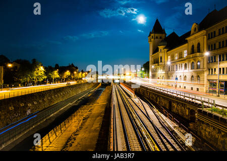 U-Bahnstation Hietzing bei Vollmond Stockfoto