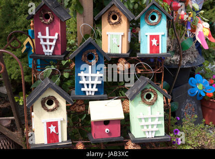 Vogelhäuschen für Verkauf an einem Straßenrand stehen außerhalb Ogunquit, Maine, USA. Stockfoto