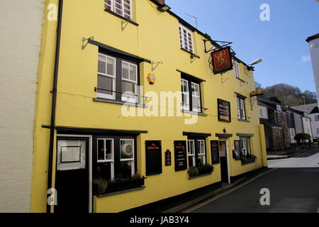 Padstow, Cornwall, UK - 6. April 2017: Äußere des Golden Lion Pub in Padstow an einem sonnigen Tag Stockfoto