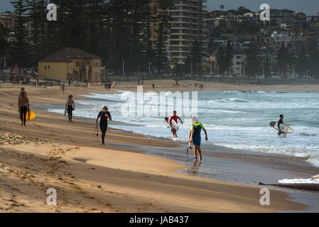 Surfer am Manly Beach an einem stürmischen Tag. Nördliche Vororte, Sydney, New South Wales, Australien. Stockfoto