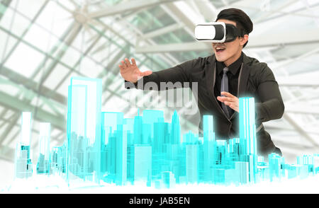 Virtual Reality-Technologie, Hologramm und smart City-Konzept. Business-Mann Anzug mit VR-Brille, 3D-Rendering des modernen Gebäudes zu sehen. Stockfoto