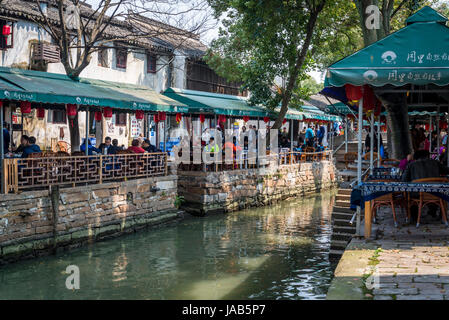 Kanal, gesäumt von Restaurants, alten Wasserstadt Tongli, Suzhou, Provinz Jiangsu, China Stockfoto