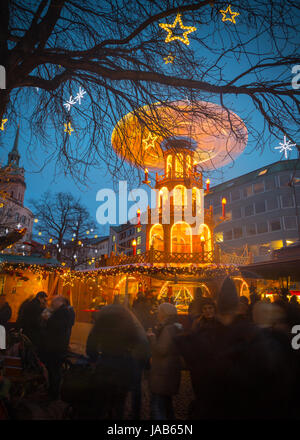 Lange Exposition Schuss von einer großen auffälligen Weihnachtspyramide (genannt eine Weihnachtspyramide in deutscher Sprache) auf dem Münchner Weihnachtsmarkt beleuchtet Stockfoto