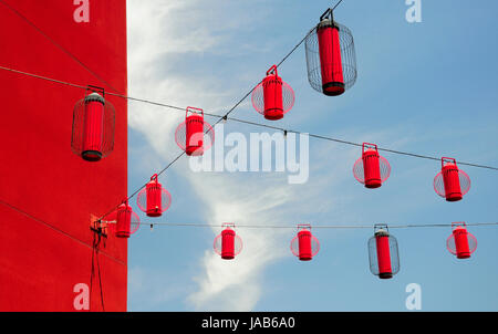 Eine rote Gebäude-Fassade und roten Laternen von Drähten hängen in der Nähe von der u-Bahnstation Chinatown in Los Angeles Kalifornien, an einem sonnigen blauen Himmel Tag. Stockfoto