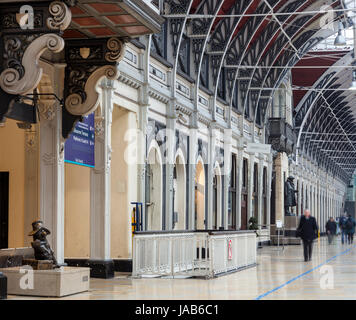 PADDINGTON BÄR an der Paddington Station Stockfoto