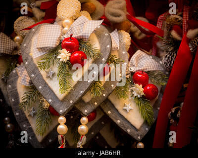 Festlicher Weihnachtsschmuck für den Verkauf von Ständen auf dem Weihnachtsmarkt in München.  Dezember 2015 Stockfoto