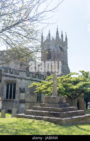 Stilisierte Bearbeiten von St James Church, Kirchhof und das alte Kriegerdenkmal in Somerton, Oxfordshire.  Mai 2015 Stockfoto