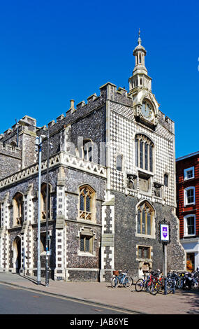 Ein Blick auf die Ostwand des mittelalterlichen Guildhall nördlich der Marktplatz im Zentrum der Stadt Norwich, Norfolk, England, Vereinigtes Königreich. Stockfoto