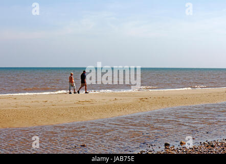 Ein paar Strand zu Fuß in North Norfolk am Mundesley-on-Sea, Norfolk, England, Vereinigtes Königreich. Stockfoto