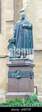 SIBIU, Rumänien - 10. August 2016: Die Statue von Georg Daniel Teutsch, Historiker und Lutherischer Bischof Stockfoto