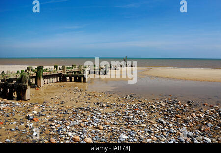 Ein Blick auf das West Beach mit Wellenbrecher im Dorf an der Küste von North Norfolk mundesley-on-sea, Norfolk, England, Vereinigtes Königreich. Stockfoto
