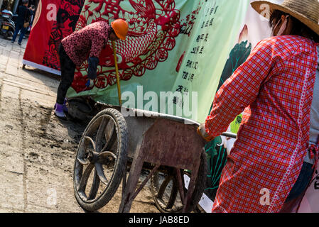 Frauen arbeiten auf einer Baustelle, alte Wasser Stadt Tongli, Suzhou, Provinz Jiangsu, China Stockfoto
