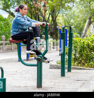 Yangshuo, China.  Woman Working Out auf öffentlichen Trainingsgeräten. Stockfoto