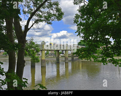 Themse und Kew Eisenbahnbrücke bei Ebbe auf der Themsepromenade Stockfoto