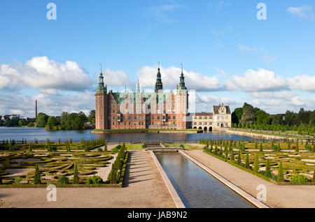 Das Schloss Frederiksborg im niederländischen Renaissance-Stil und der Garten im Stil des Barock in Hillerød, Nordsealand, Dänemark, an einem Sommermorgen bei Sonnenschein. Stockfoto