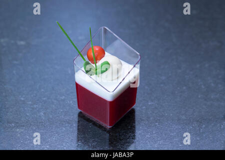 Molekulare Küche Speisen im Buffet Plastikgeschirr Stockfoto