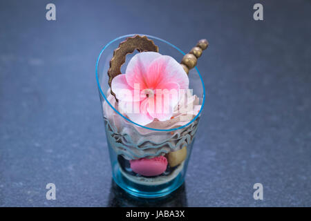 Molekulare Küche Speisen im Buffet Plastikgeschirr Stockfoto