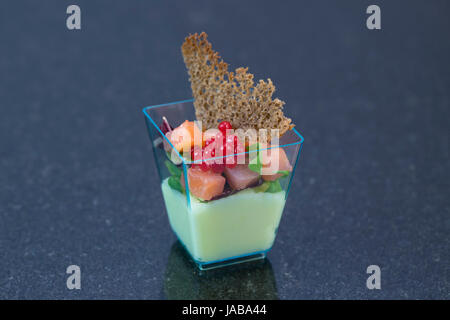 Molekulare Küche Speisen im Buffet Plastikgeschirr Stockfoto