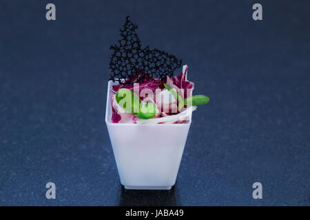 Molekulare Küche Speisen im Buffet Plastikgeschirr Stockfoto