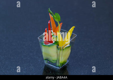 Molekulare Küche Speisen im Buffet Plastikgeschirr Stockfoto