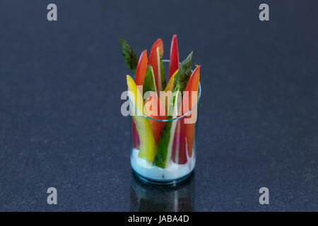 Molekulare Küche Speisen im Buffet Plastikgeschirr Stockfoto