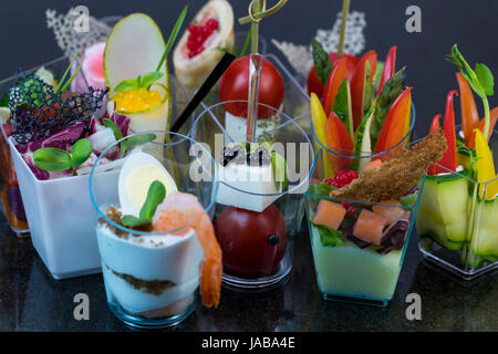 Molekulare Küche Speisen im Buffet Plastikgeschirr Stockfoto