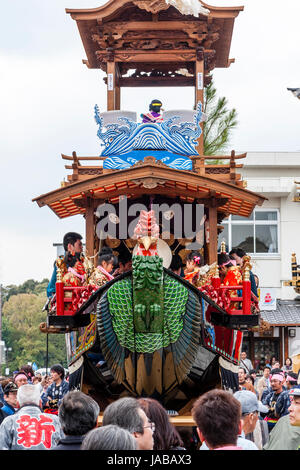 Inuyama Festival in Japan. Dashi float, aka Yama oder Yatai. Der Schwimmer ist wie ein cockral, Hahn geprägt. Von Menschen umgeben. Stockfoto