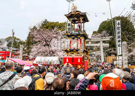 Inuyama Festival in Japan. Dashi float, aka Yama oder Yatai, stehend von torii Tor der Haritsuna Schrein. Karakuri mechanische Puppen auf der Oberseite des Schwimmers. Stockfoto