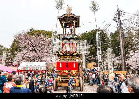 Inuyama Festival in Japan. Dashi float, aka Yama oder Yatai, stehend von torii Tor der Haritsuna Schrein. Karakuri mechanische Puppen auf der Oberseite des Schwimmers. Stockfoto