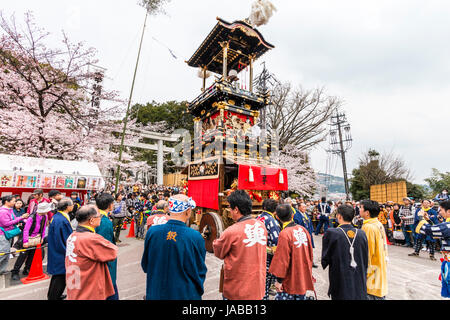 Inuyama Festival in Japan. Dashi float, aka Yama oder Yatai, stehend von torii Tor der Haritsuna Schrein. Karakuri mechanische Puppen auf der Oberseite des Schwimmers. Stockfoto