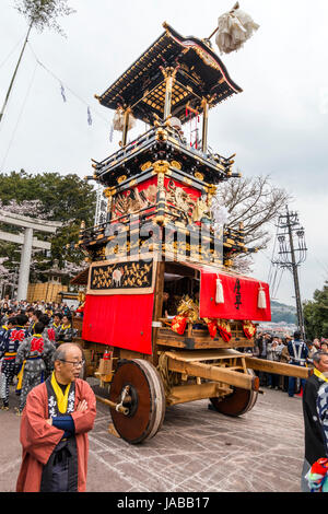 Inuyama Festival in Japan. Dashi float, aka Yama oder Yatai, stehend von torii Tor der Haritsuna Schrein. Karakuri mechanische Puppen auf der Oberseite des Schwimmers. Stockfoto