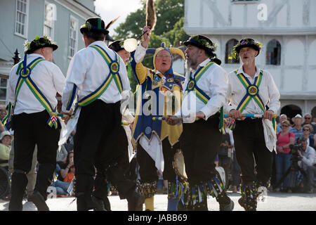 Thaxted Morris Weekend 3-4 Juni 2017 der Mitgliedsvereine des Morris Ring feiert den 90. Jahrestag der Gründung des Team in Thaxted, North West Essex, England UK oder Thaxted Morris Dancing Seite treffen.  Langer Mann Seite Seite Perfom in Stadt Straße Thaxted Essex während der frühen Abend Masse tanzend durch die Stadt. Hunderte von Moriskentänzer aus dem Vereinigten Königreich und in diesem Jahr die meiste Silkeborg Seite aus Dänemark Samstag Tanz außerhalb Kneipen in den umliegenden Dörfern, wo viel Bier konsumiert wird. Am späten Nachmittag versammeln sich alle Seiten in Thaxted wo massierten tanzen ausgeführt entlang T ist Stockfoto