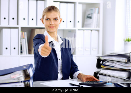 Moderne Business-Frau oder zuversichtlich weibliche Buchhalter, Daumen oben Stockfoto